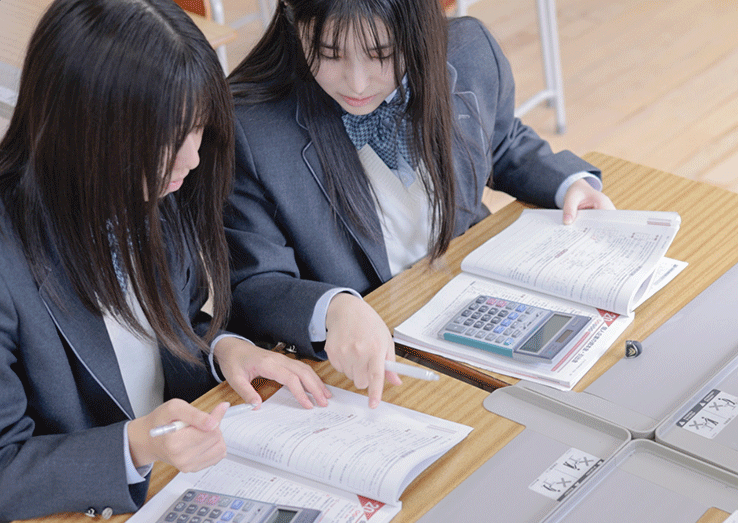 資格勉強を教えあっている様子